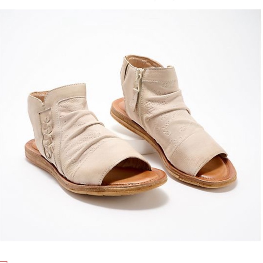 Miz Mooz sandals. Color: Linen. Size 39 fits US size 8.5-9.